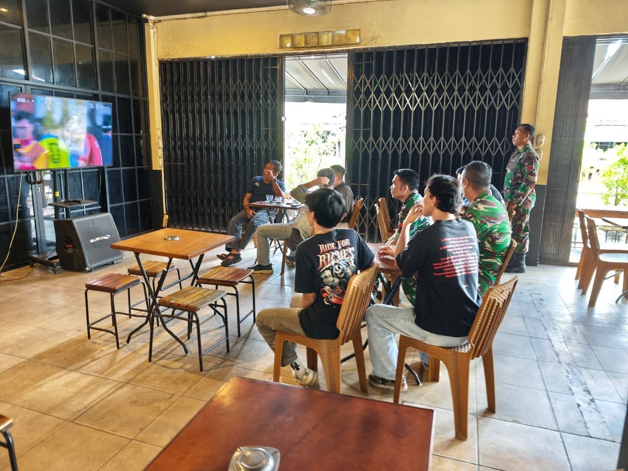 Nobar Gembira, Sarana Kodim 1203/Ketapang Membangun Kebersamaan dengan Masyarakat