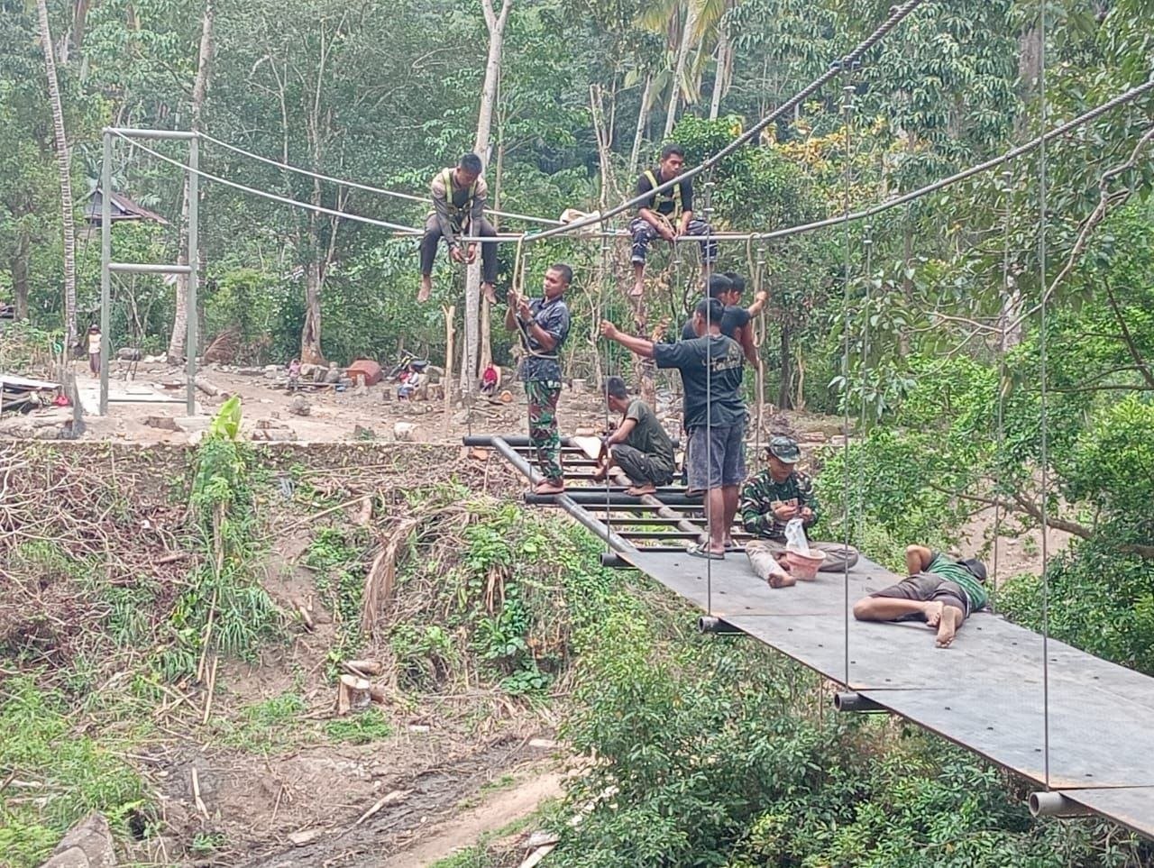 Pemasangan Plat Besi Perjelas Fungsi Jembatan Gantung Antar Dusun di Pattuku