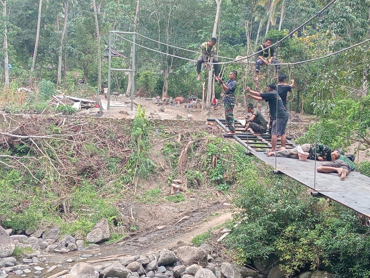 Pembangunan Jembatan Gantung di Pattuku Lanjutkan Pemasangan Besi Plat