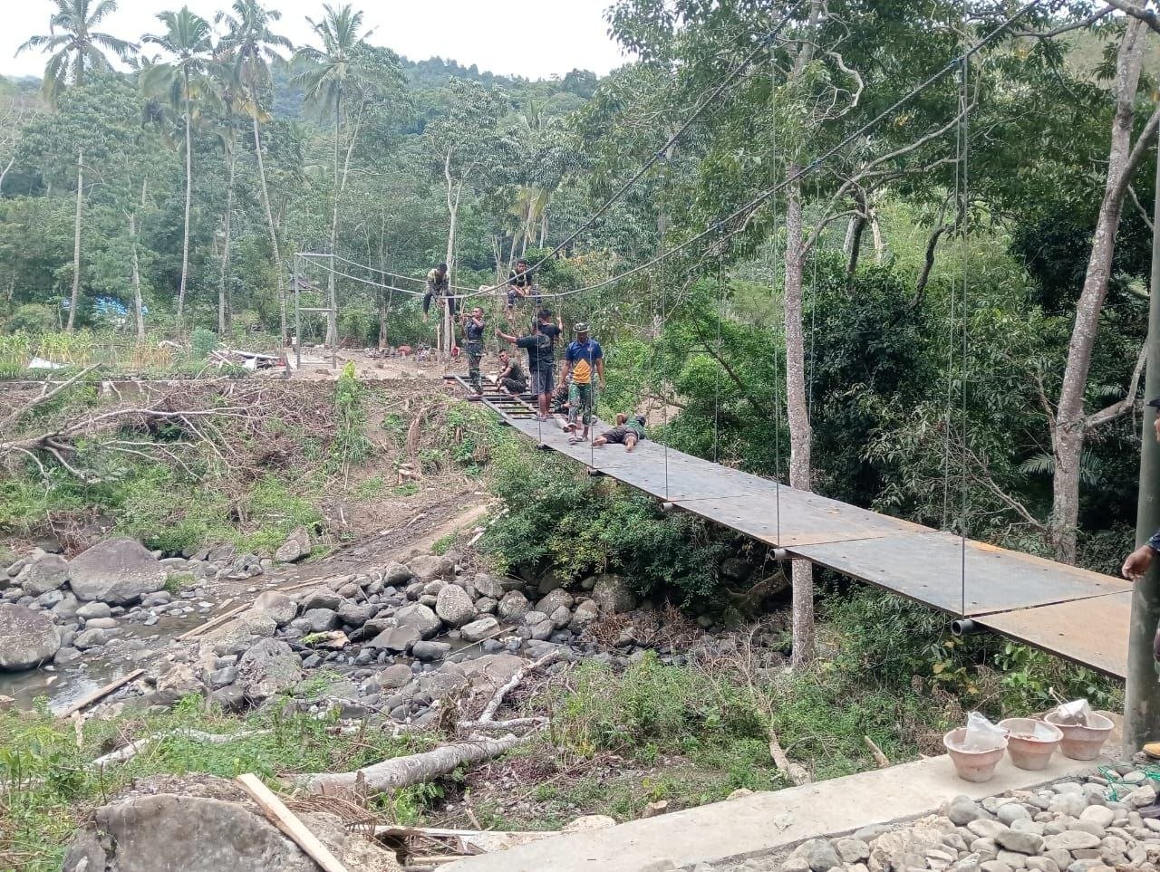 Pemasangan Alas Besi Plat Perkuat Jembatan Gantung Antara Pattuku dan Lemo