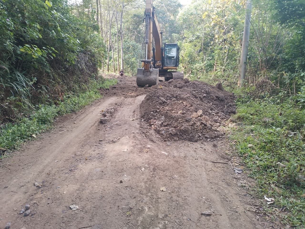 Ekskavator Rapikan Timbunan dan Gali Parit di Patukku sebagai Upaya Perlindungan Jalan