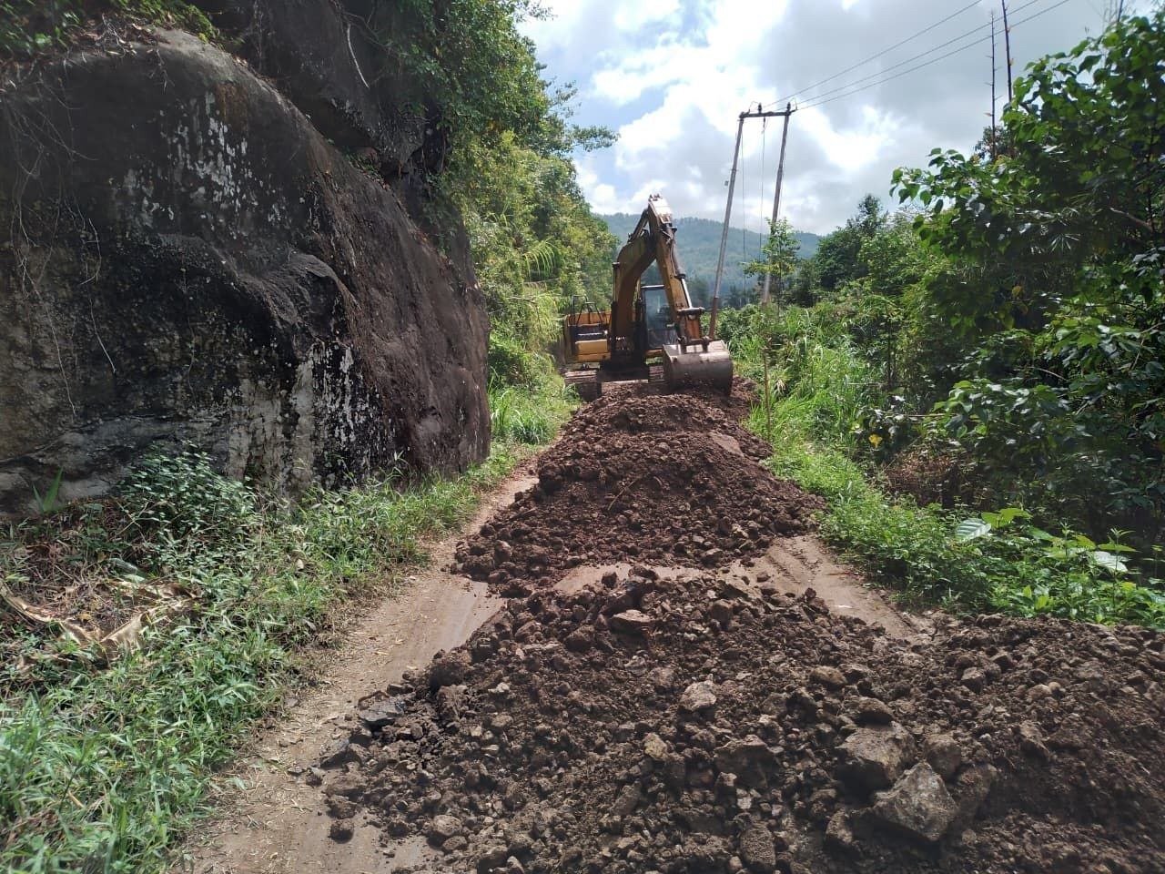 Dukungan Alat Berat Percepat Pengerjaan Jalan di Desa Patukku