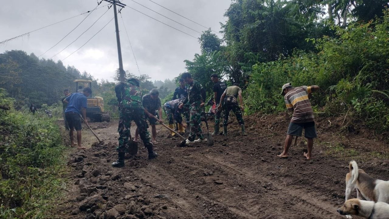 Pemerataan Timbunan Jalan di Samaenre Perlihatkan Kolaborasi TNI dan Warga