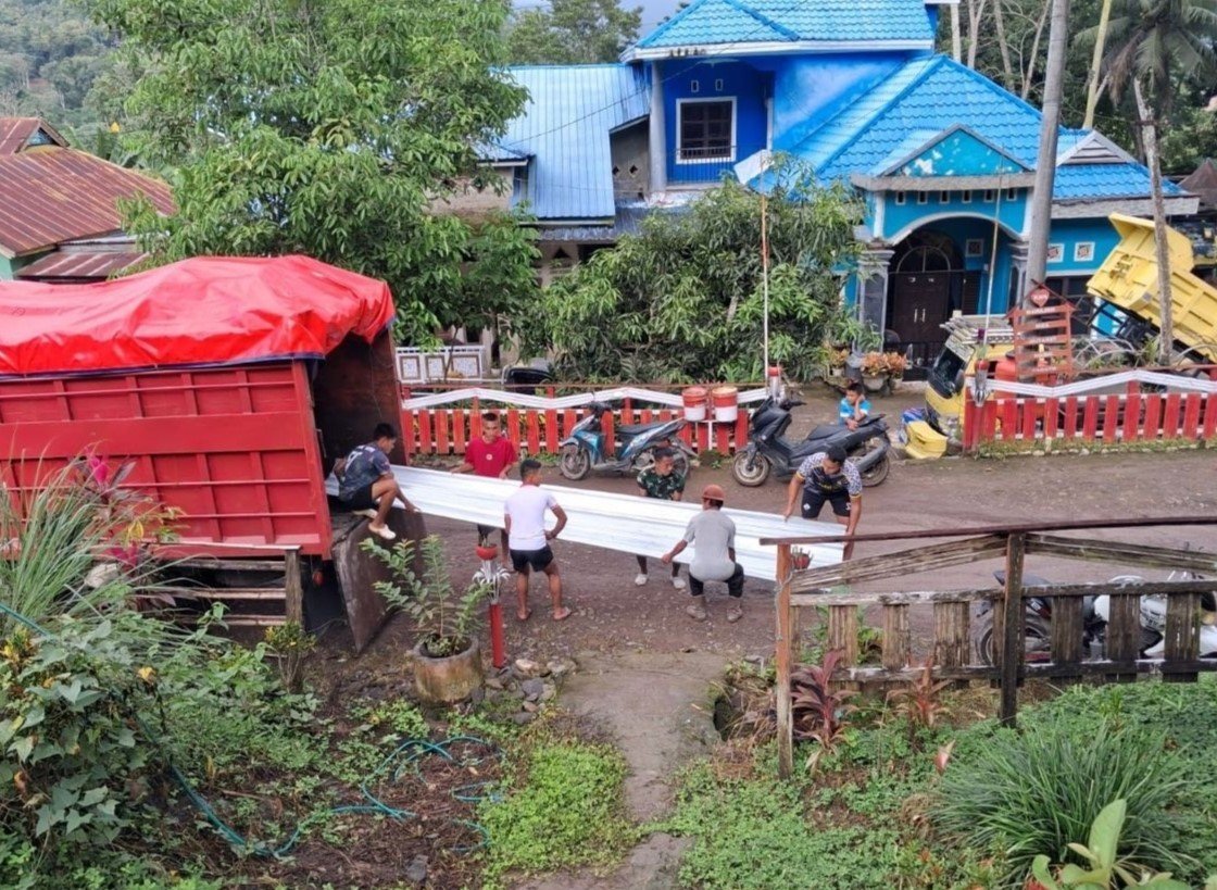 Pengerahan Balok Kayu dan Atap oleh Personel Satgas TMMD Dukung Renovasi di Dusun Langi