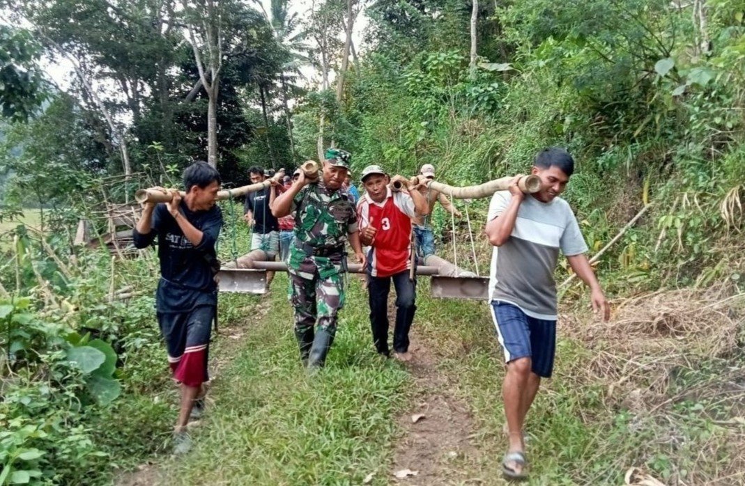 Kodim 1407/Bone Awasi Proses Pengangkutan Material Besi pada Pembangunan Jembatan Gantung