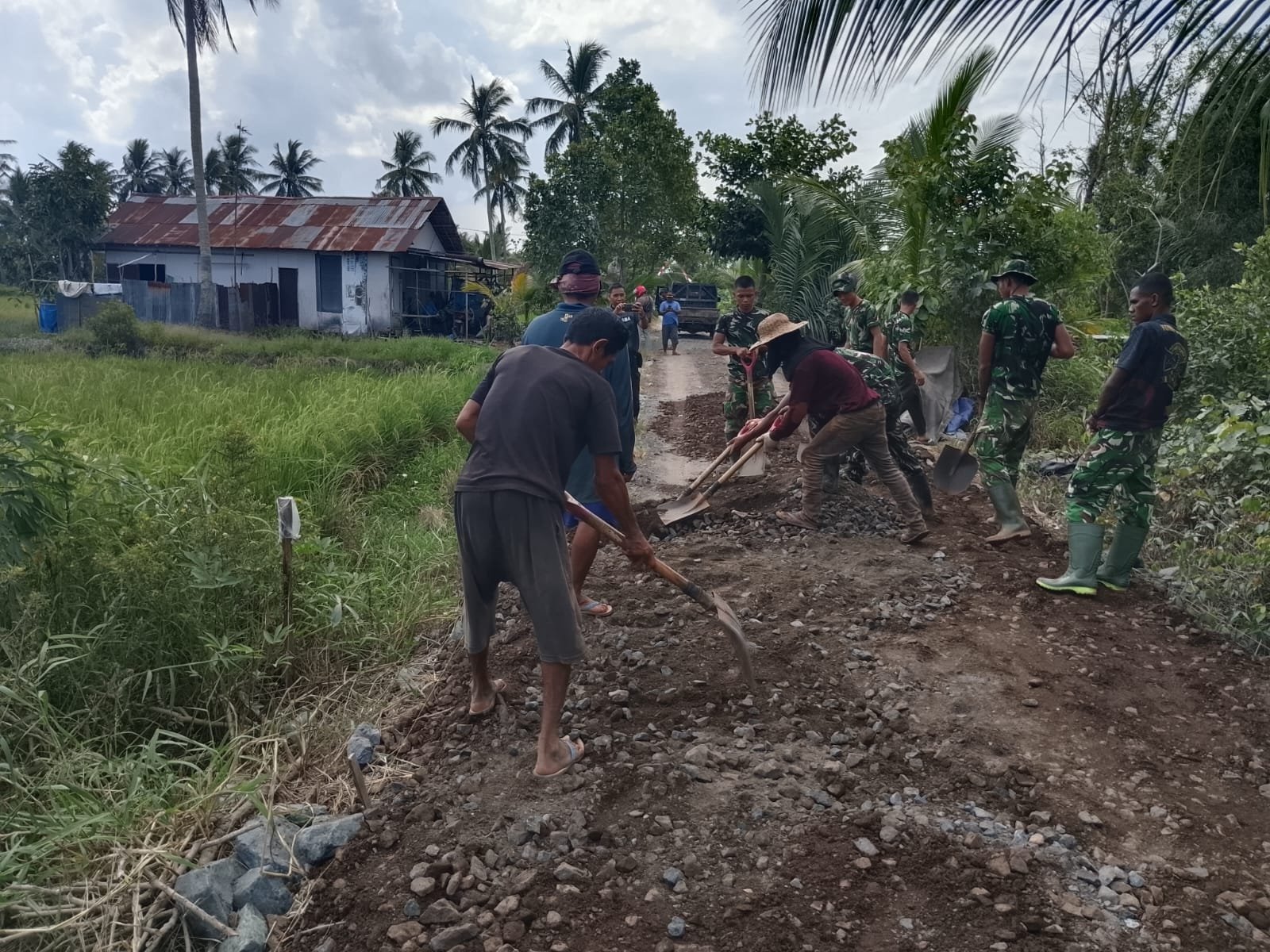 Prajurit dan Warga Bersatu Meratakan Jalan Tamban Bangun