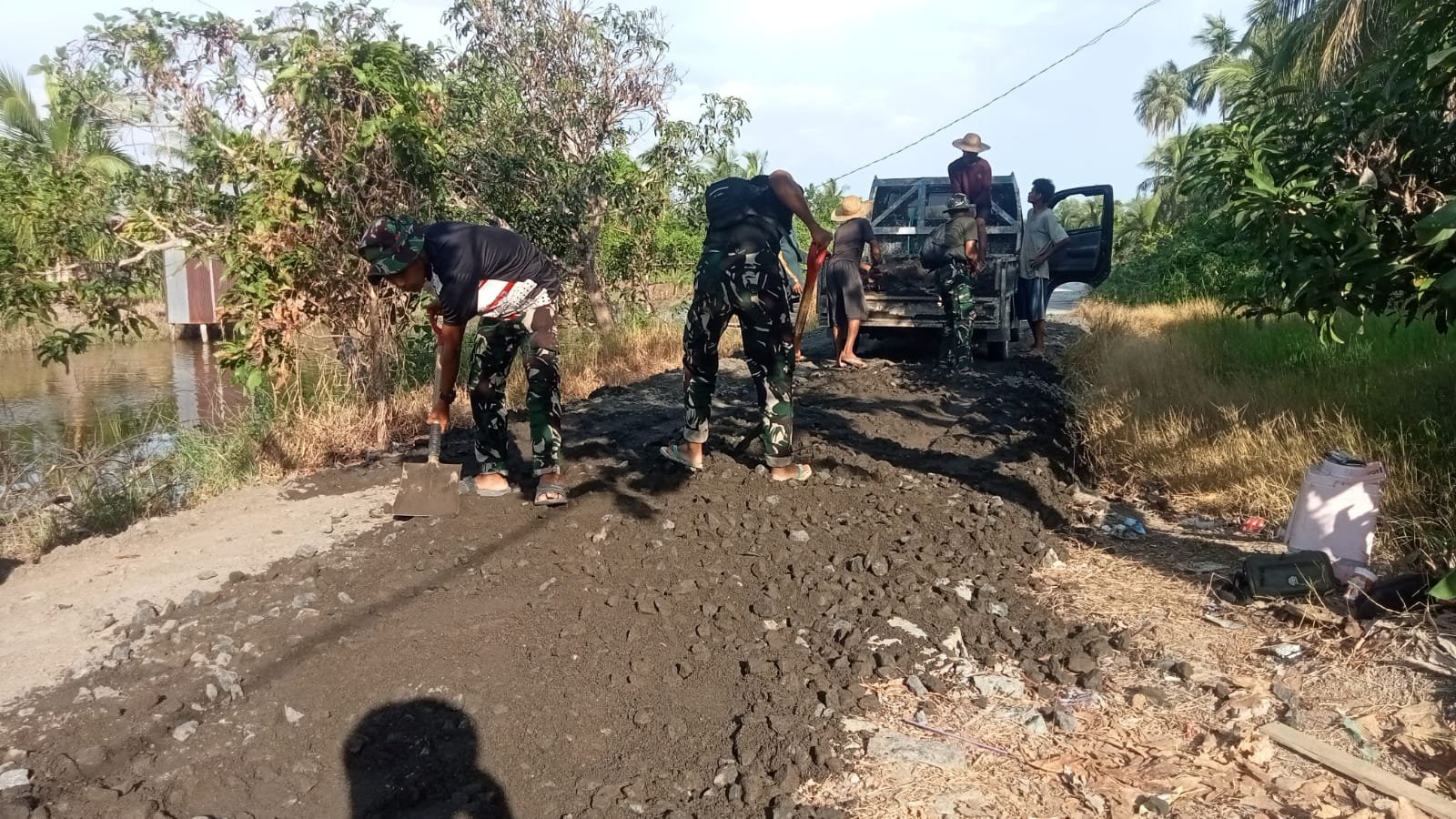 Pendampingan Pelaksanaan Peningkatan Badan Jalan TMMD Ke-129 di Desa Tamban Bangun