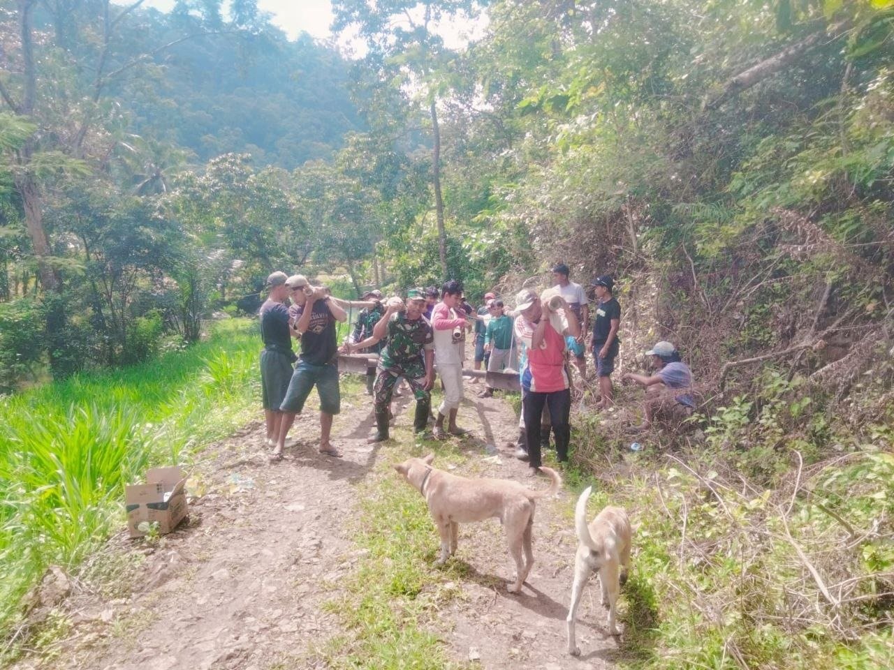 Kegiatan Pengangkutan Besi oleh Satgas TMMD Kodim 1407/Bone di Kecamatan Bontocani
