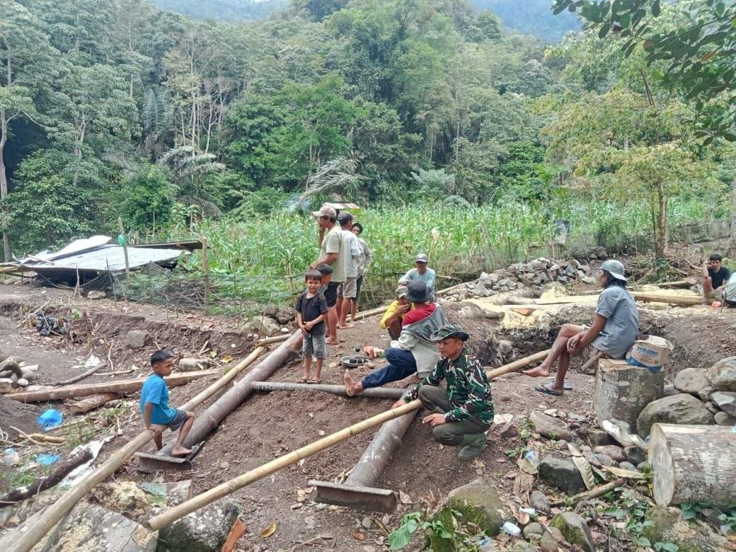 Pengangkutan Material Besi Tingkatkan Ketahanan Wilayah lewat Pembangunan Jembatan Gantung