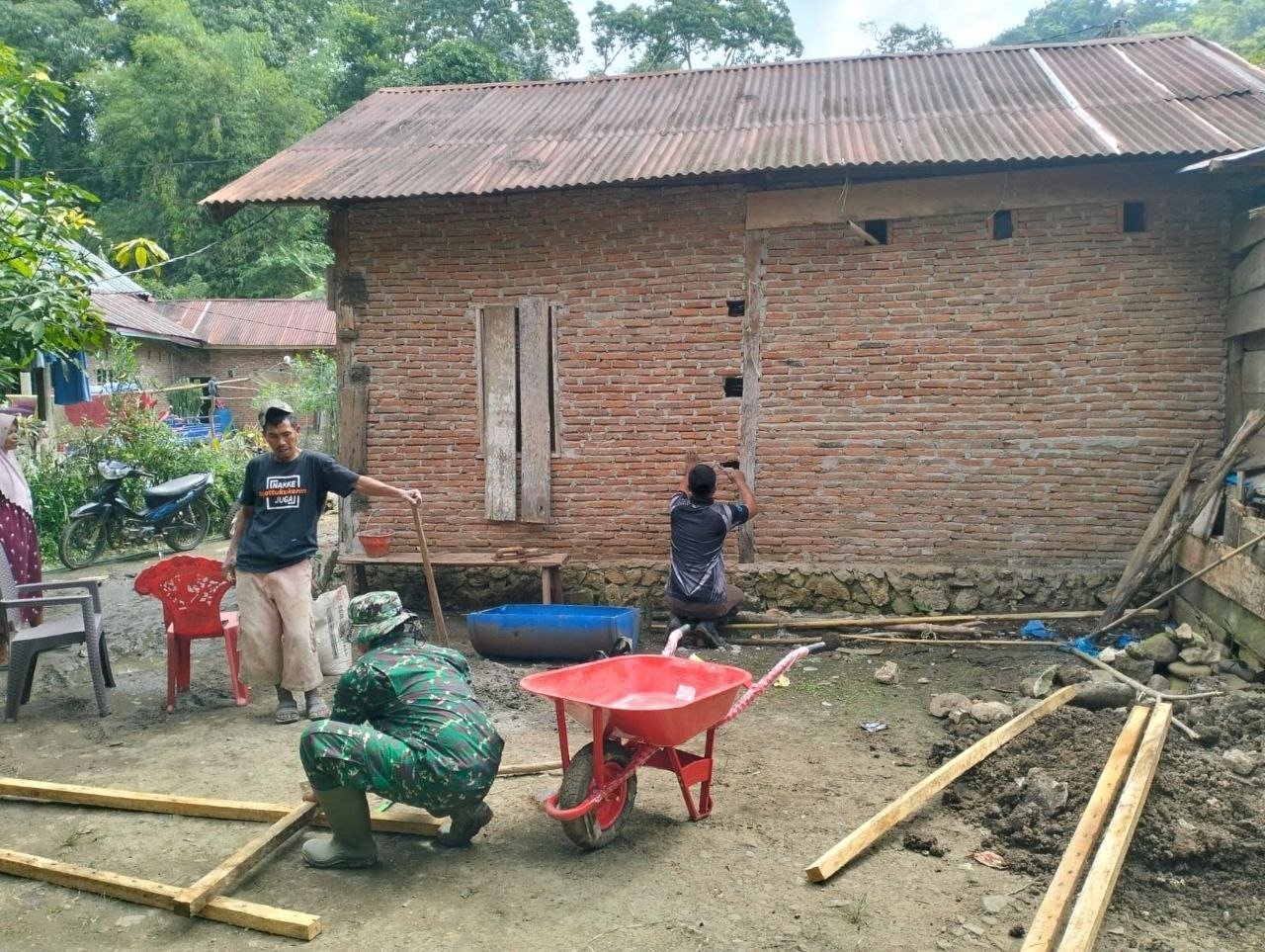 Peran Personel TMMD dalam Rehabilitasi RTLH Bella di Desa Patukku Tercatat pada Tahap Plester