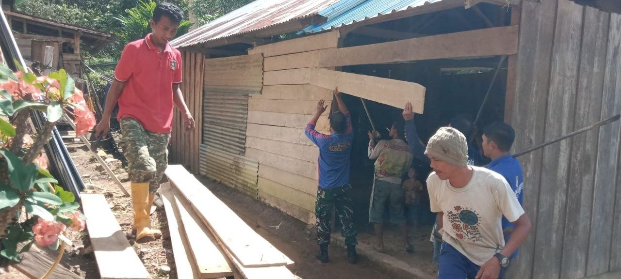 Pendampingan Satgas TMMD Kodim 1407/Bone pada Rehabilitasi RTLH di Patukku
