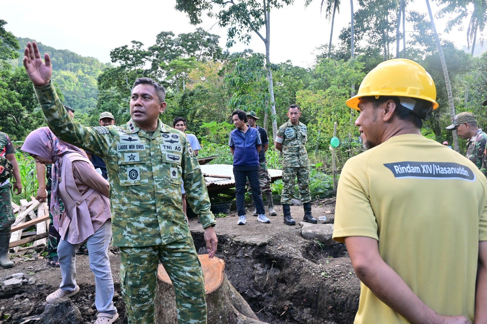 Pengamanan dan Pengawasan Pembangunan Jembatan Gantung oleh Kodim 1407/Bone di Desa Patukku