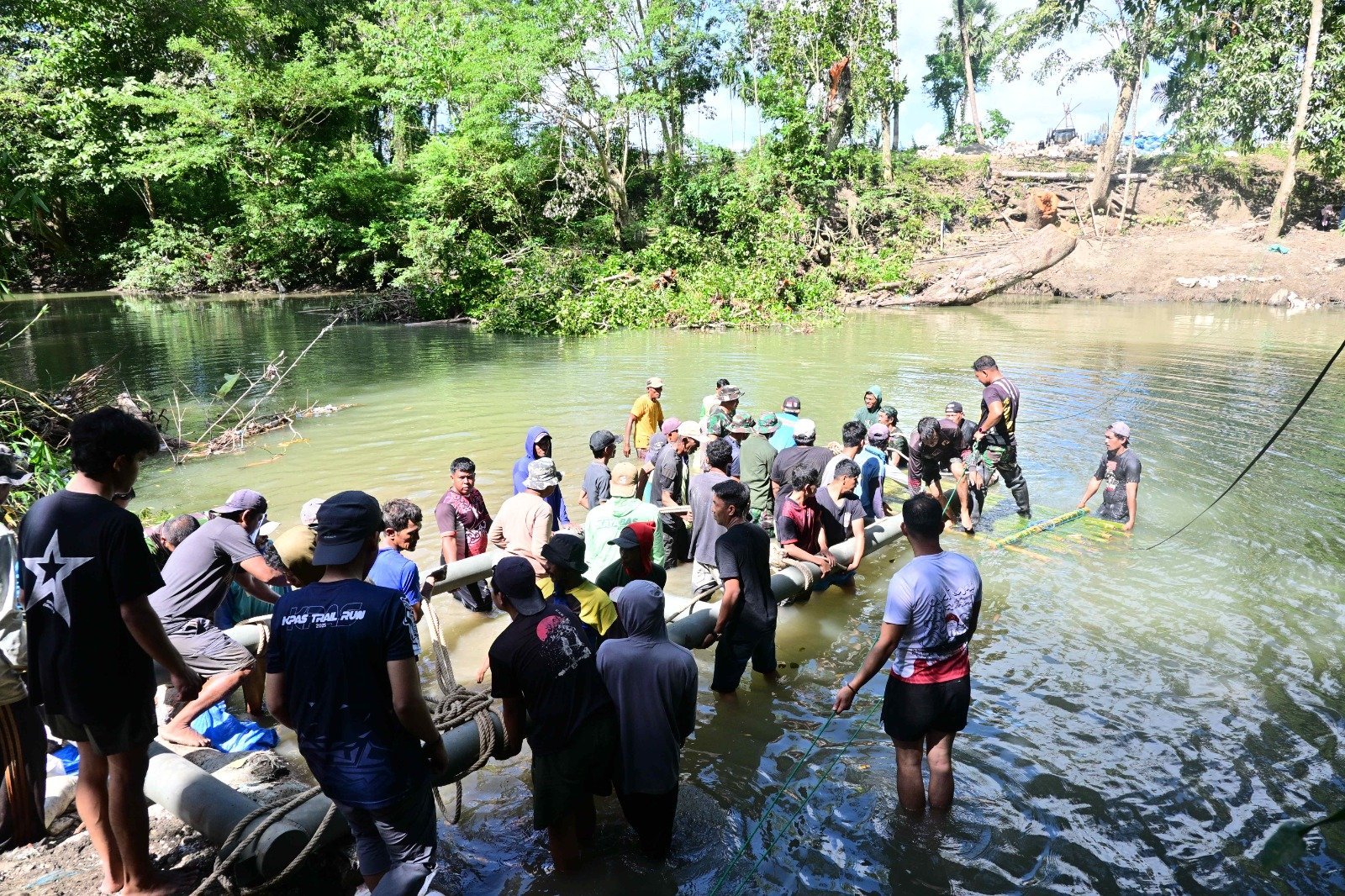 Kegiatan Pengangkutan Tiang Utama oleh Satgas TMMD Ke-129 Kodim 1407/Bone di Desa Taddang Palie