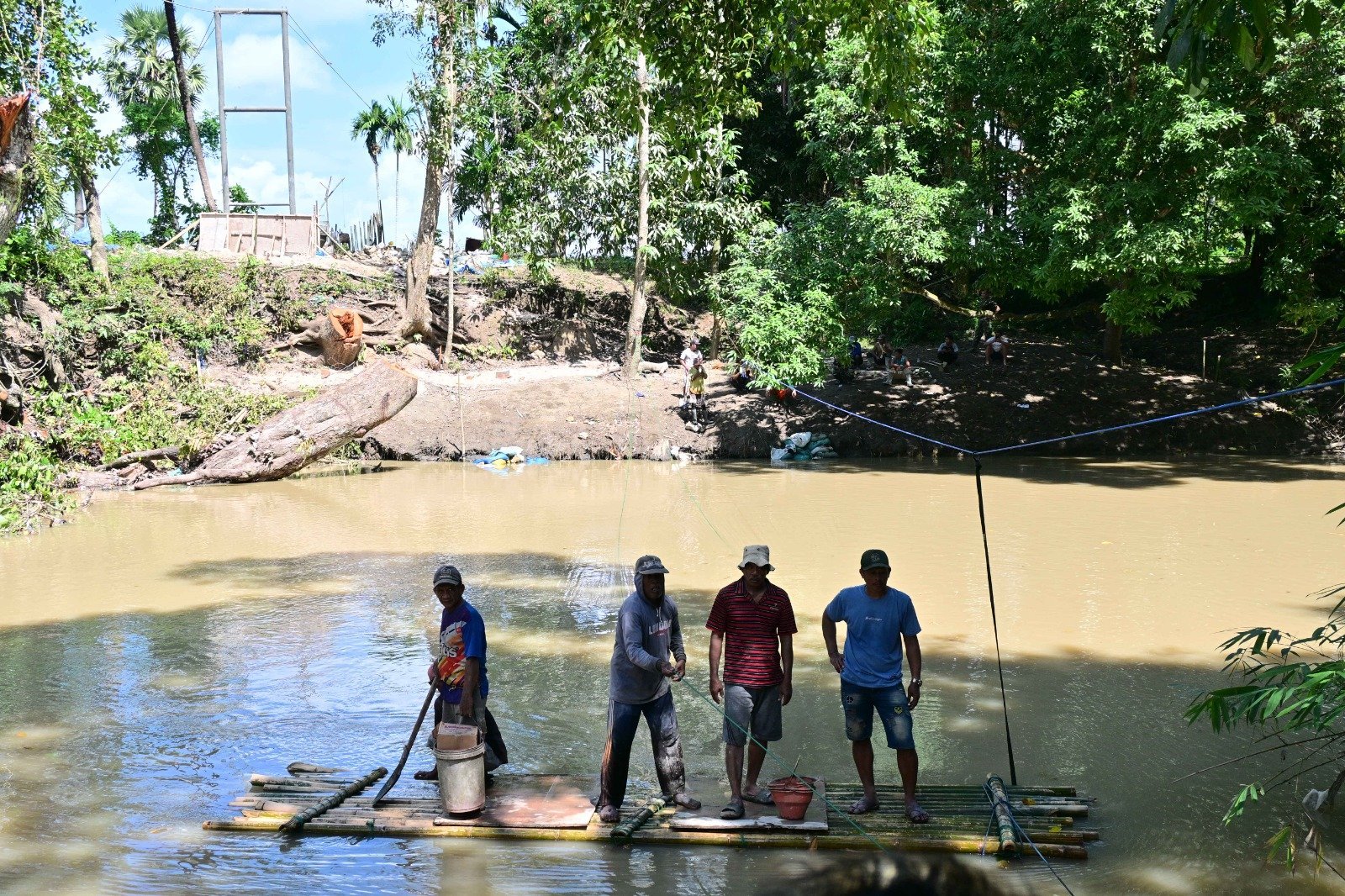Babinsa dan Warga Arungi Sungai untuk Distribusi Material TMMD di Desa Taddang Palie