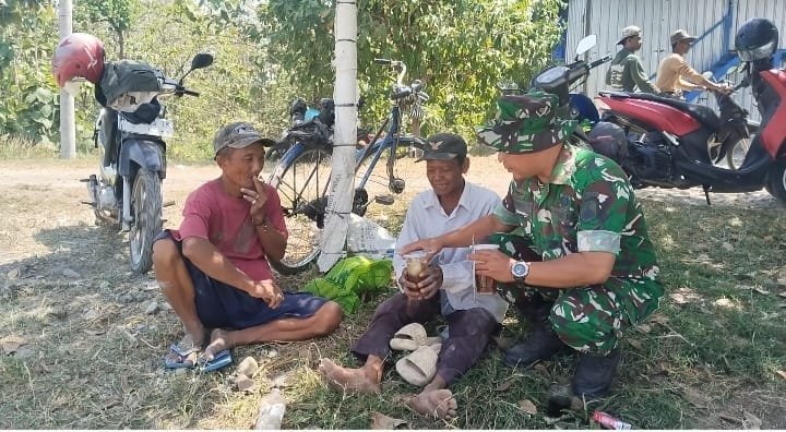 Pendampingan Prajurit pada Pekerjaan Pembangunan TMMD Reguler ke-129 di Parangjoro