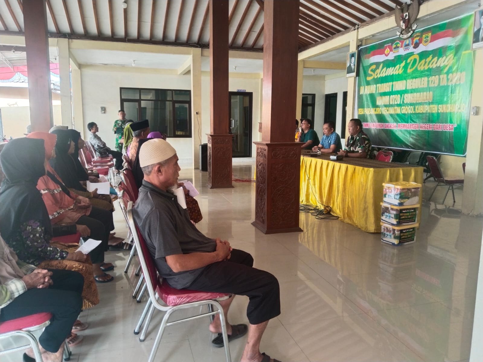 Pendampingan Sosial Satgas TMMD Terwujud melalui Pembagian Sembako di Sukoharjo