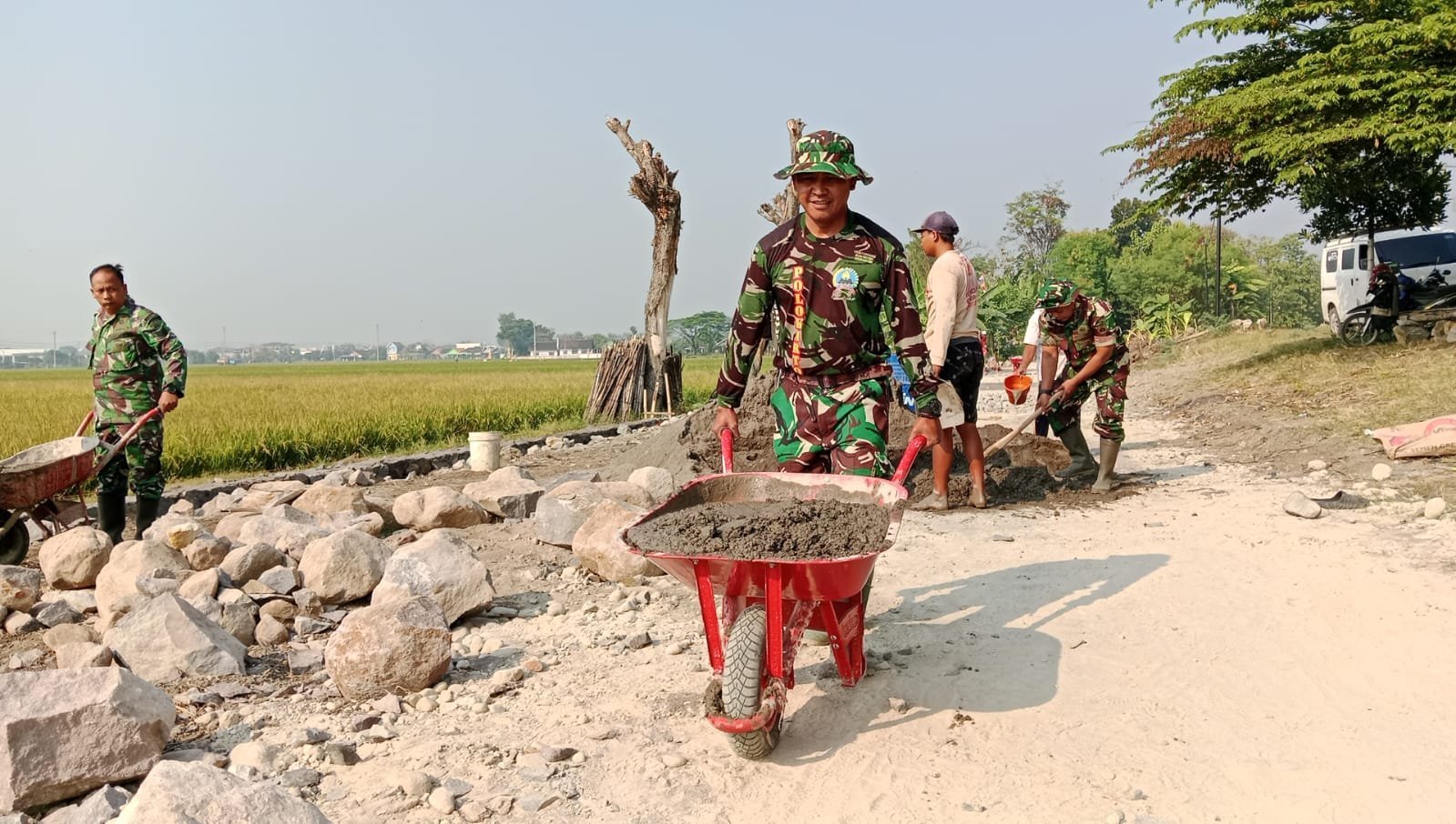 Pendampingan Pembangunan Talud melalui TMMD Reguler ke-129 di Parangjoro