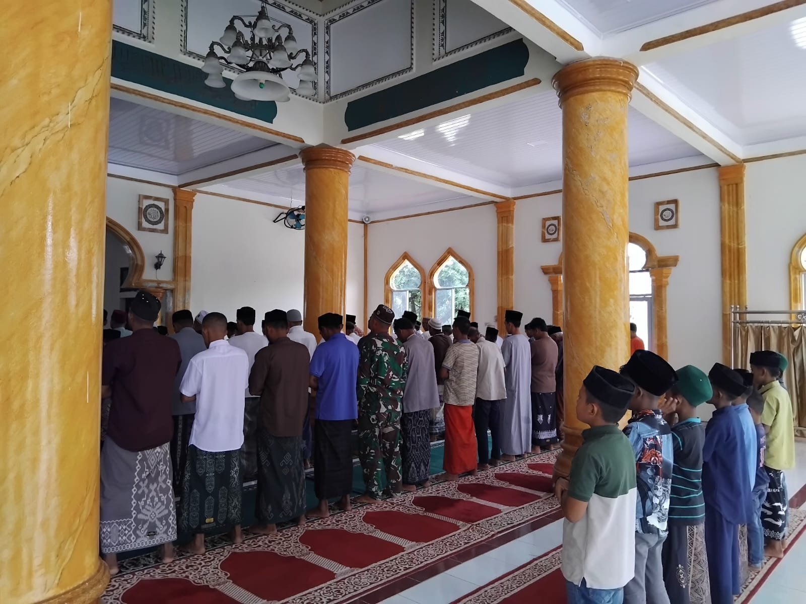 Satgas TMMD Ke-129 Dampingi Warga Shalat Jumat di Masjid Al-Ikhlas Gampong Sarah Raya