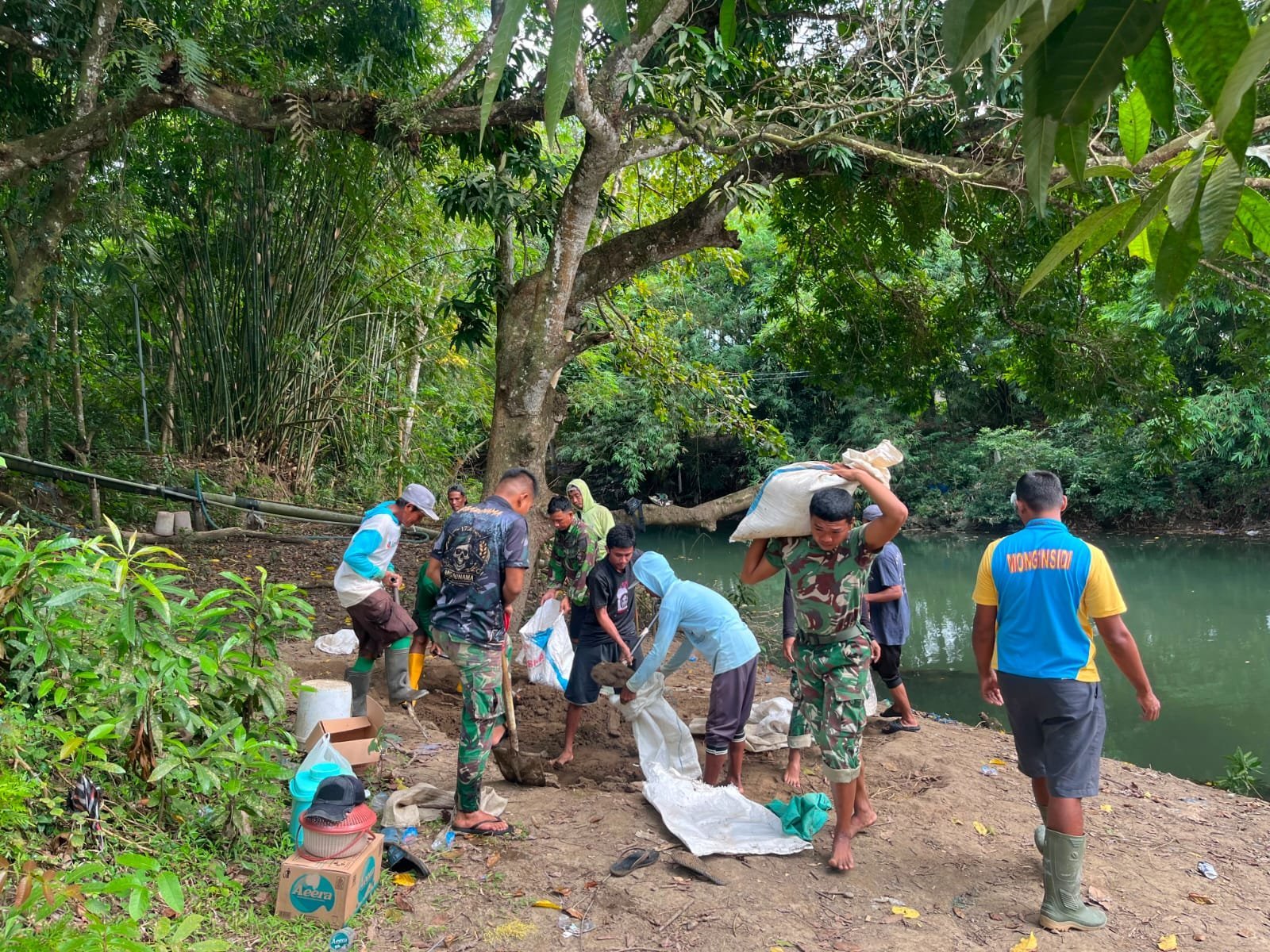 Pendampingan Satgas TMMD kepada Masyarakat saat Pendistribusian Pasir di Tadangpalie