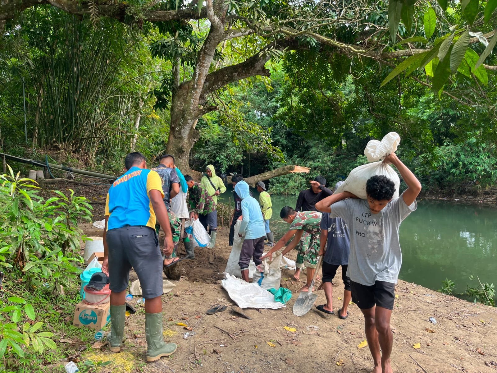 Gotong Royong Penyediaan Pasir oleh Satgas TMMD dan Warga di Desa Tadangpalie