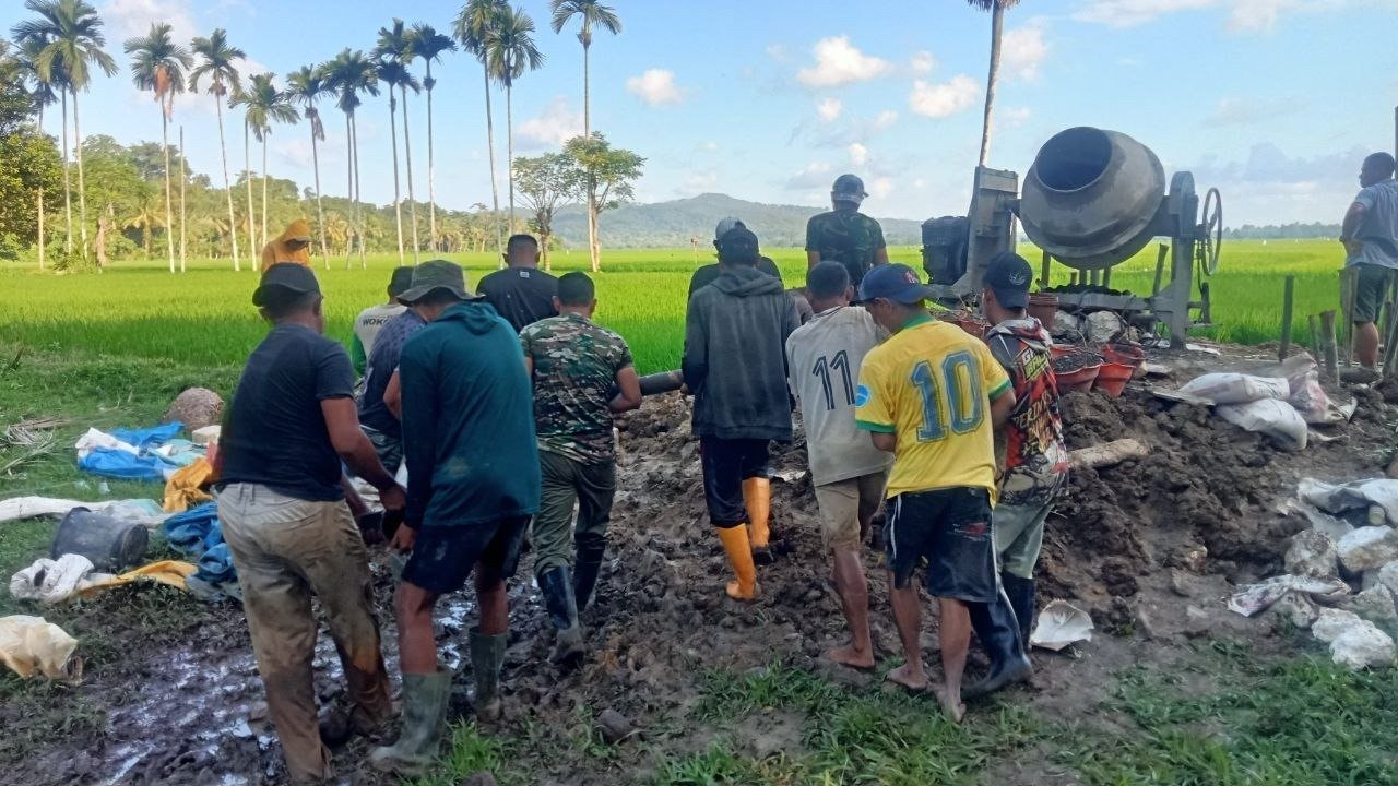 Pendampingan Personel Satgas kepada Warga Saat Pengangkatan Besi Tiang Angkur di Tadangpalie