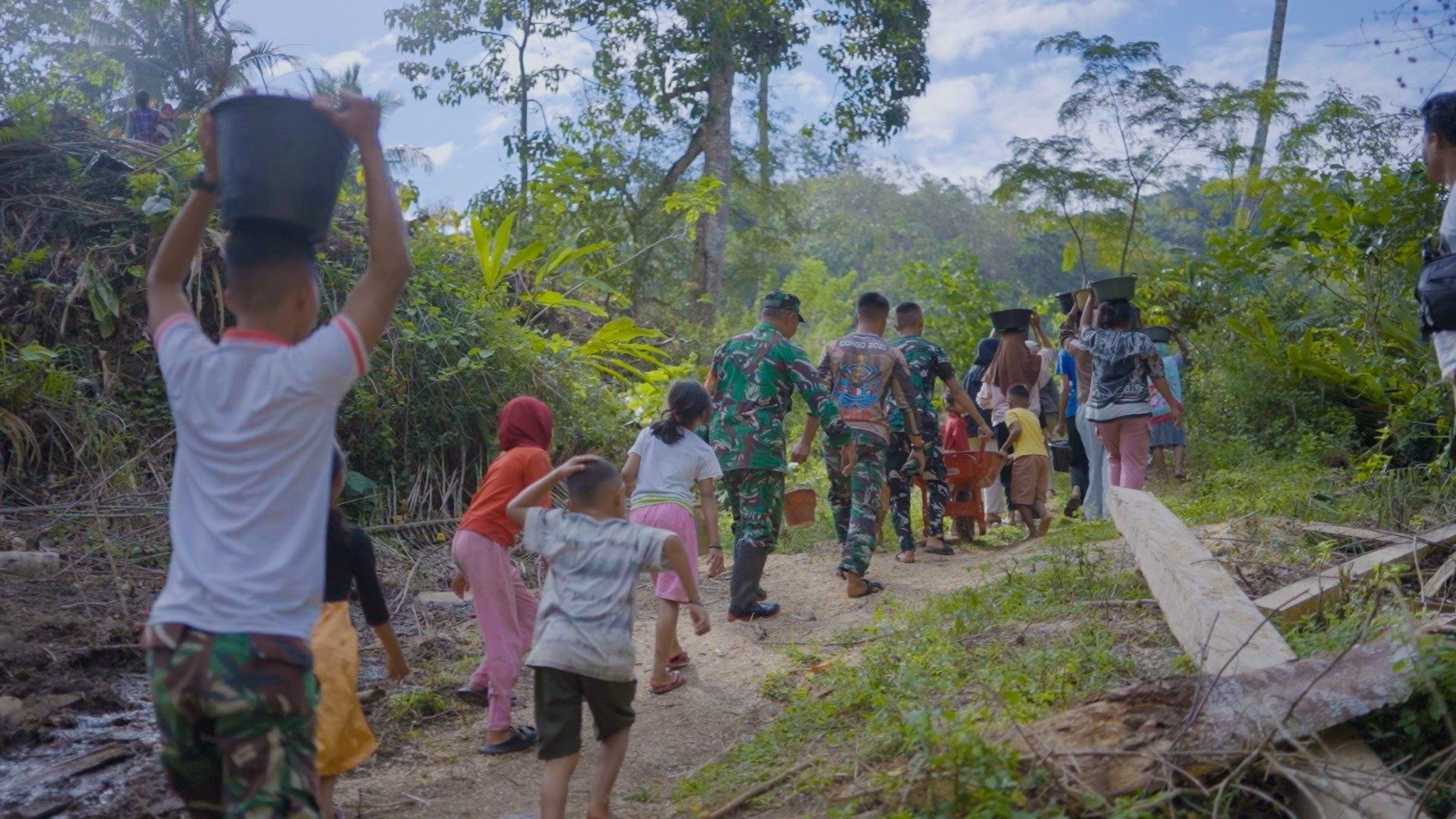 Kegiatan Kesehatan Komunitas Tak Terlepas dari Gotong Royong Pembangunan Jembatan Gantung TMMD di Bontocani