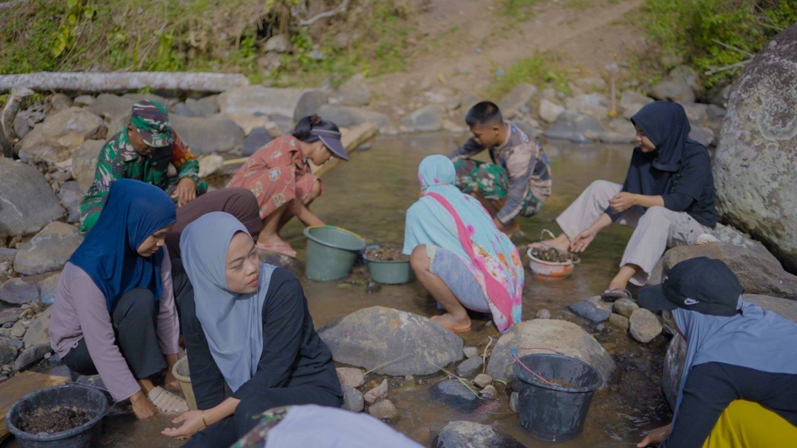 Pengamanan Aktivitas Pemindahan Pasir di Sungai untuk Proyek Jembatan Gantung Bone oleh Satgas TMMD