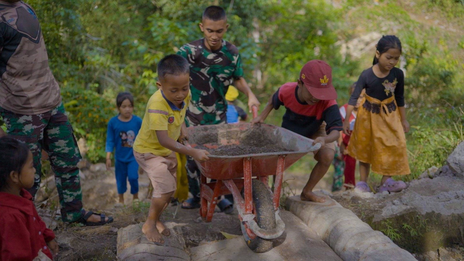 Kegiatan Pengangkutan Pasir dari Sungai oleh Warga dan TNI untuk Jembatan Gantung di Bone