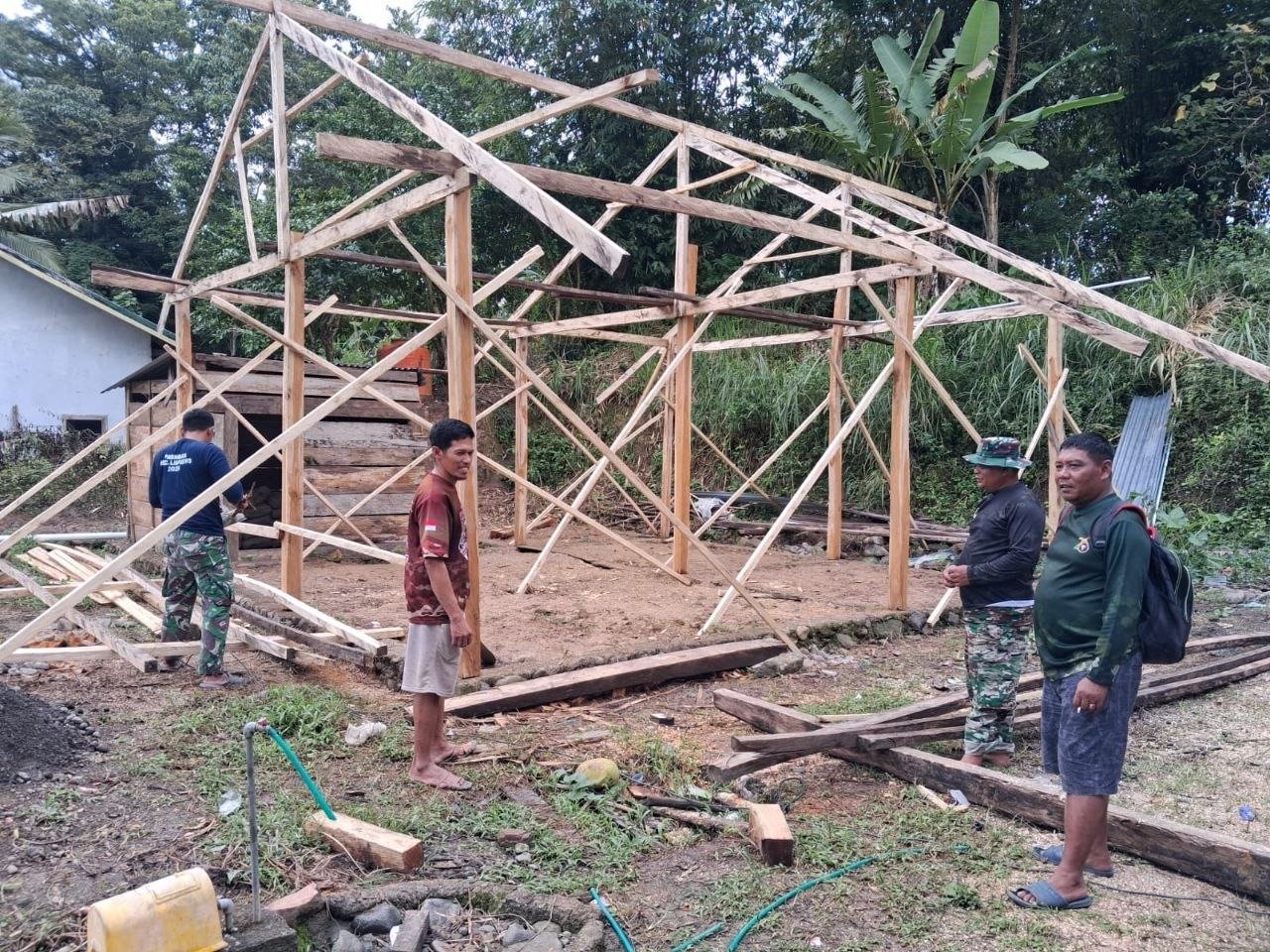 Pendampingan TMMD Ke-129 Kodim 1407/Bone Tampak pada Pembangunan RTLH di Dusun Langi