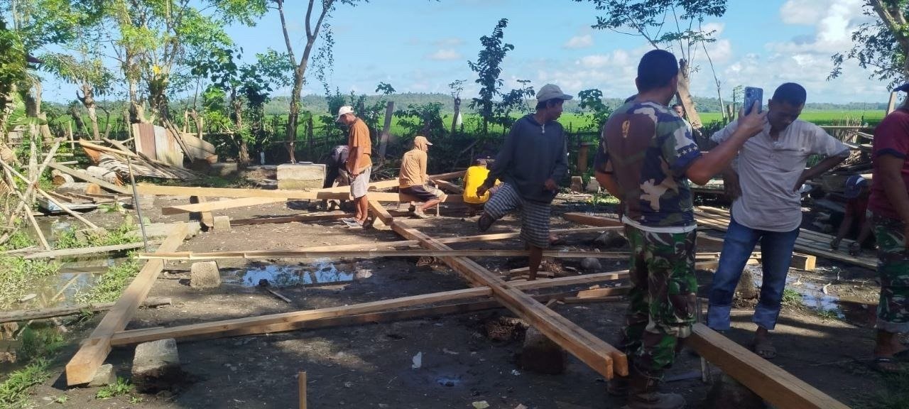 Pemasangan Tiang sebagai Bukti Pembangunan Rumah di Desa Mallusetasi