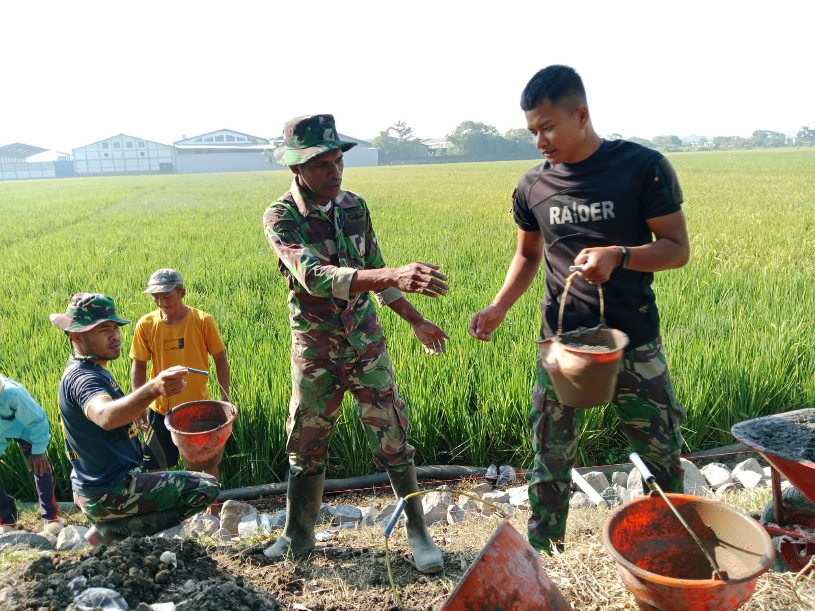 Pengerjaan Talud di Parangjoro Tunjukkan Kebersamaan Warga dan Satgas TMMD