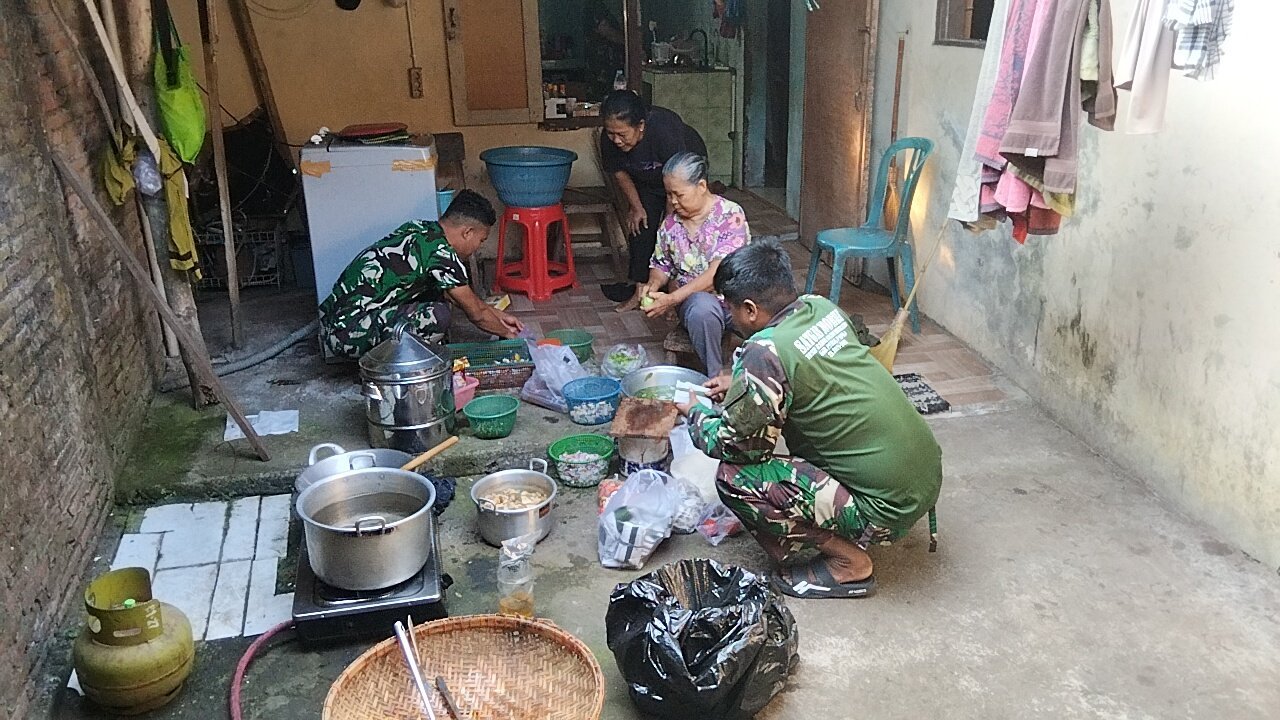 Kehadiran Prajurit TNI dalam Aktivitas Sehari-hari Masyarakat Saat TMMD di Parangjoro