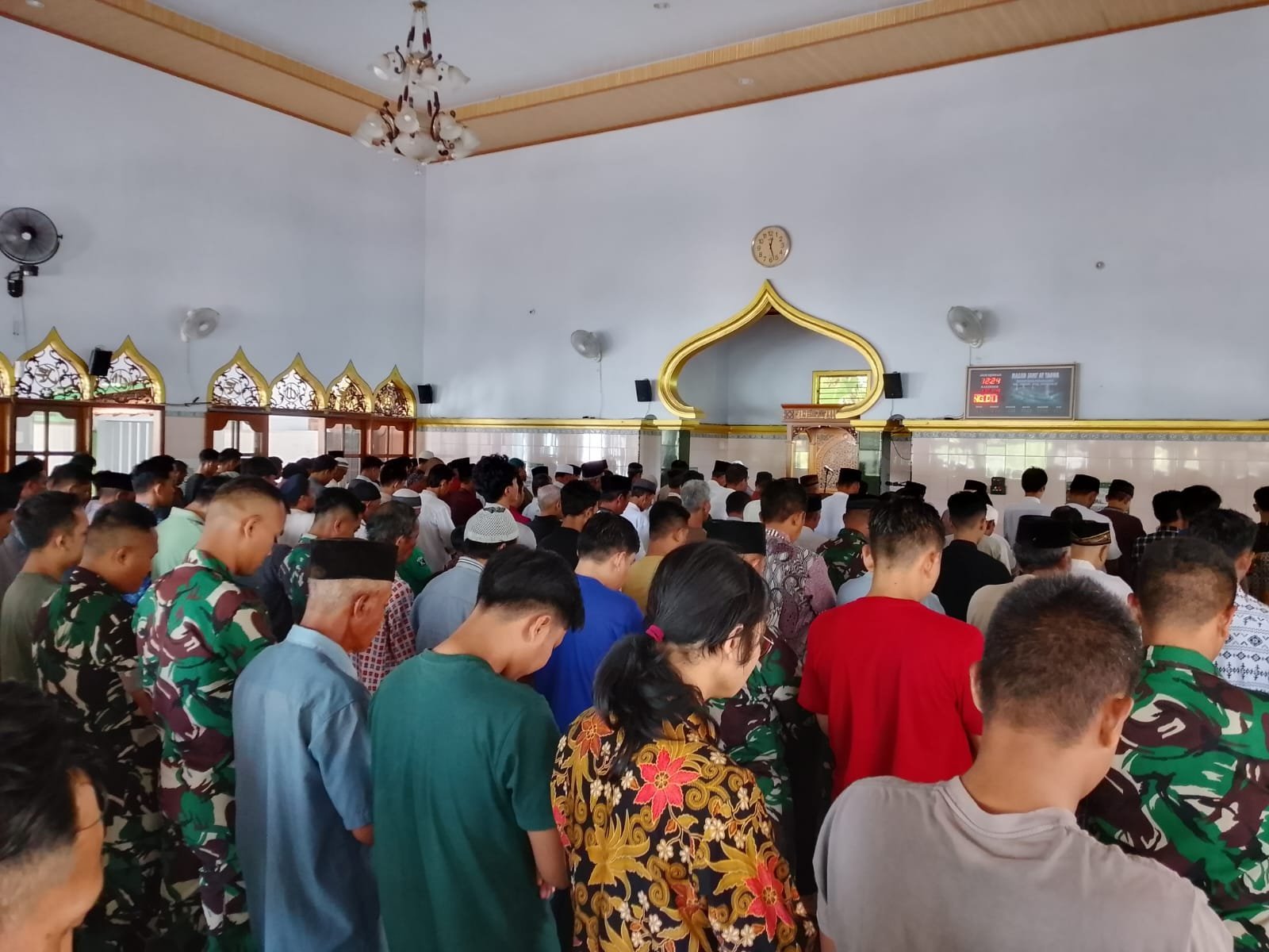 TMMD Reguler ke-129: Satgas Lakukan Sholat Jumat di Masjid At Taqwa Parangjoro