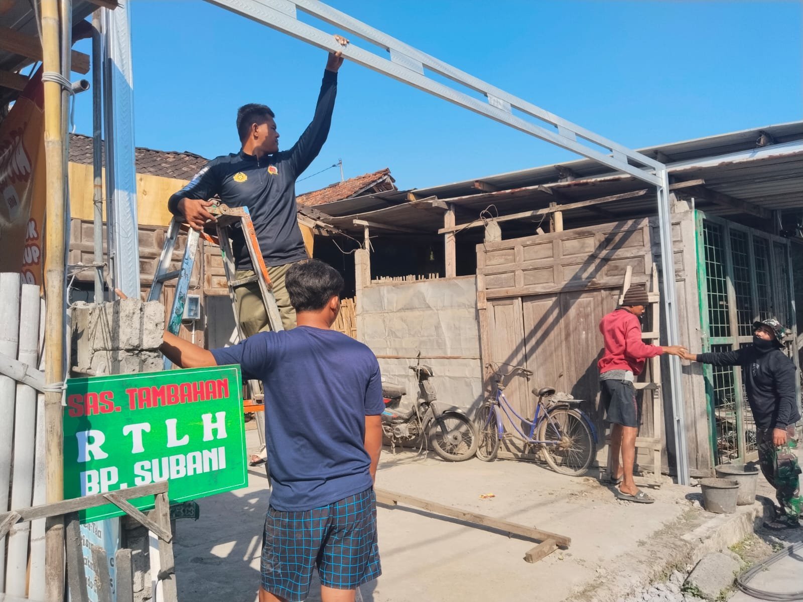 Pendampingan Intensif Satgas TMMD untuk Perbaikan Rumah Subani di Sudimoro