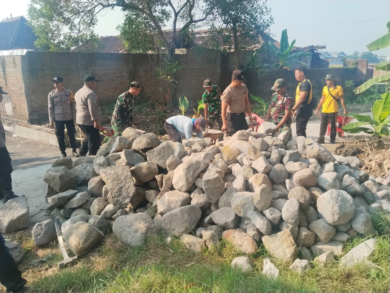 TNI-Polri-Rakyat Sukoharjo Kompak Bangun Infrastruktur TMMD di Parangjoro
