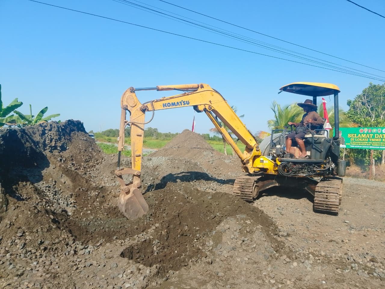 Pengamanan dan Pengerjaan Peningkatan Infrastruktur Jalan di Tamban Bangun oleh TMMD