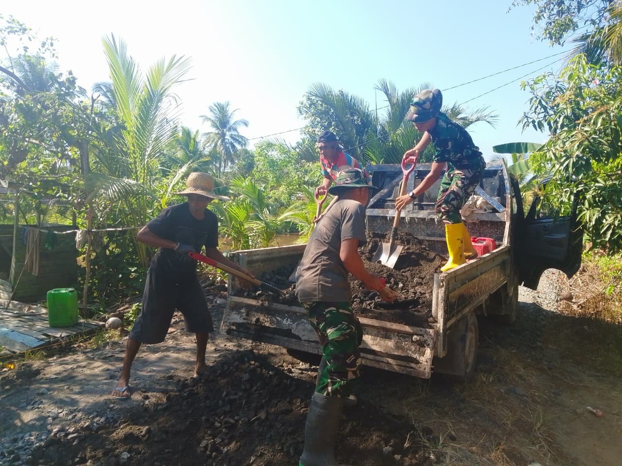 Satgas TMMD Ke-129 Kerja di Lapangan Peningkatan Jalan Desa Tamban Bangun