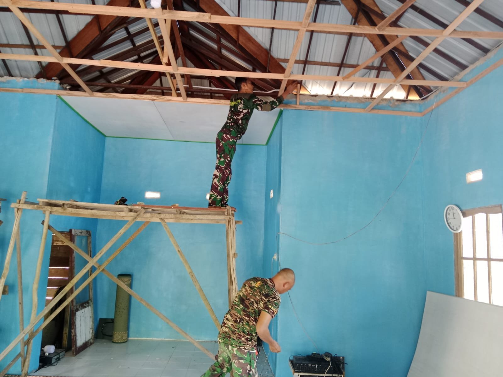 Satgas TMMD Ke-129 Lanjutkan Pekerjaan Perehaban Mushola di Tamban Bangun