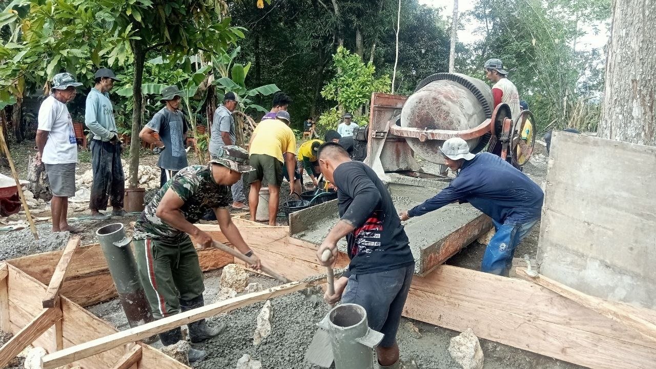 Gotong Royong Warnai Pengecoran Angkur Jembatan Gantung Program TMMD di Bone