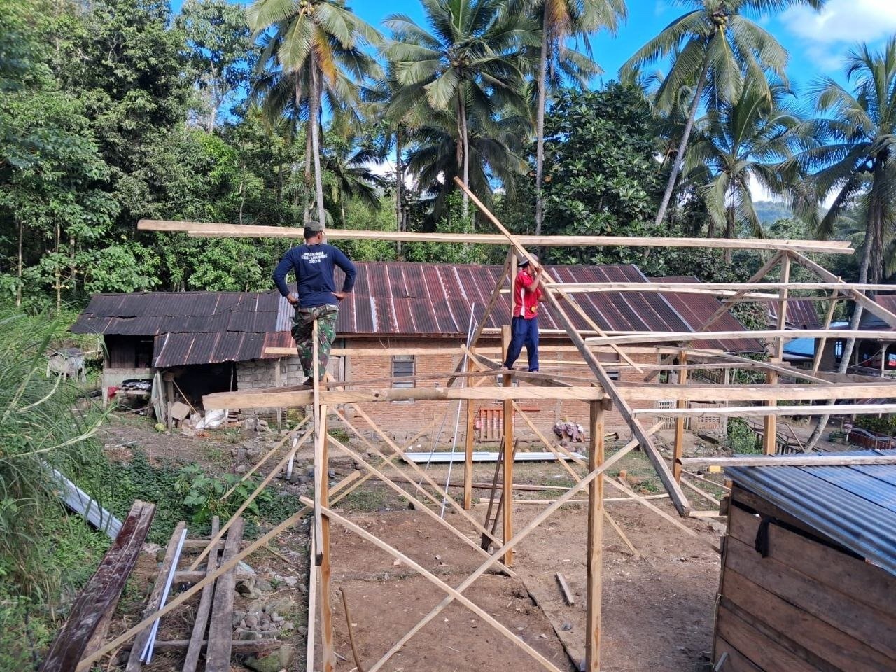 Pendampingan Personel Satgas dan Warga untuk Pendirian Rangka Kayu Rumah RTLH di Desa Langi