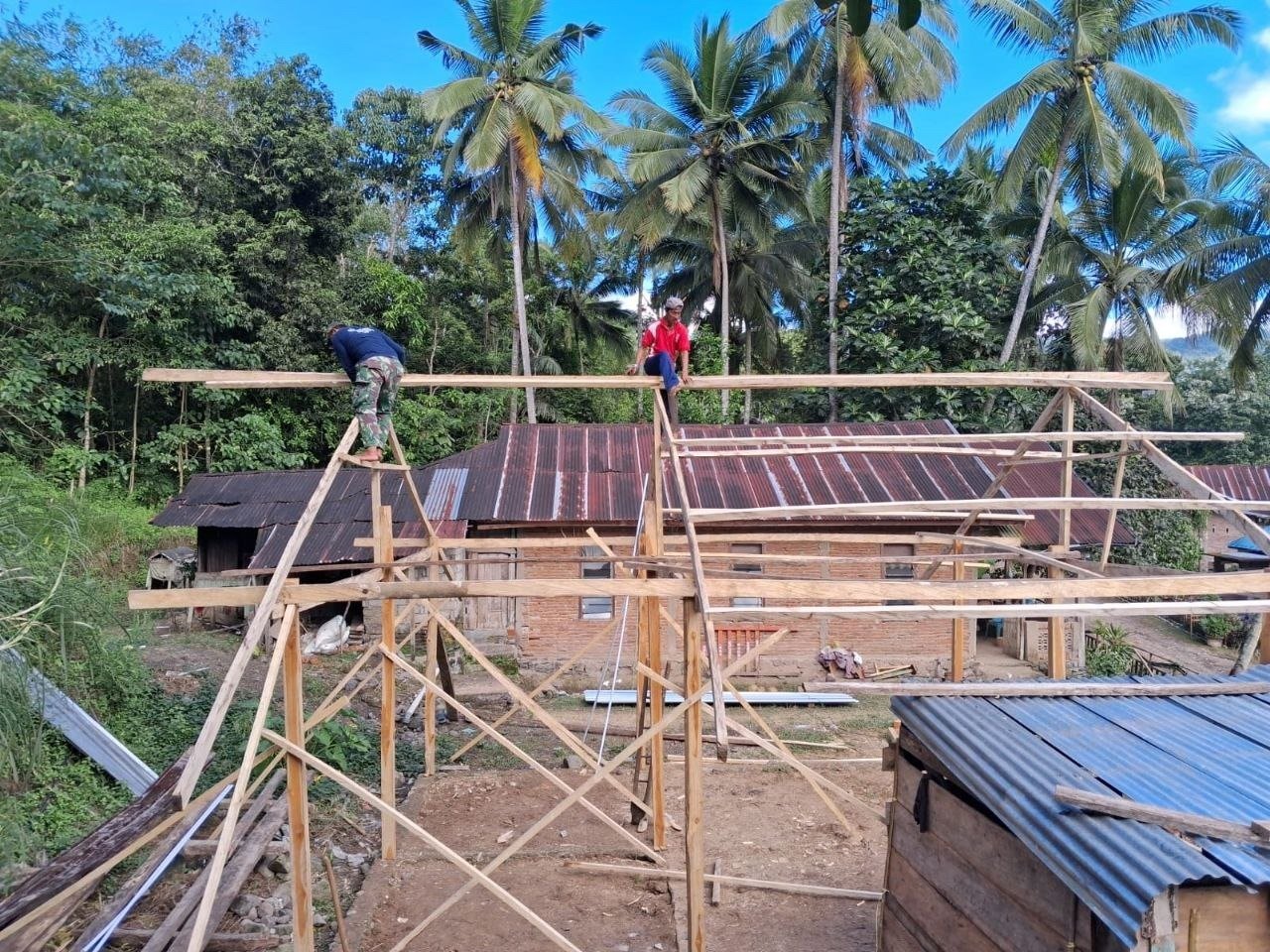 Pendampingan Personel Satgas TMMD dalam Pendirian Rangka Kayu di Kecamatan Bontocani