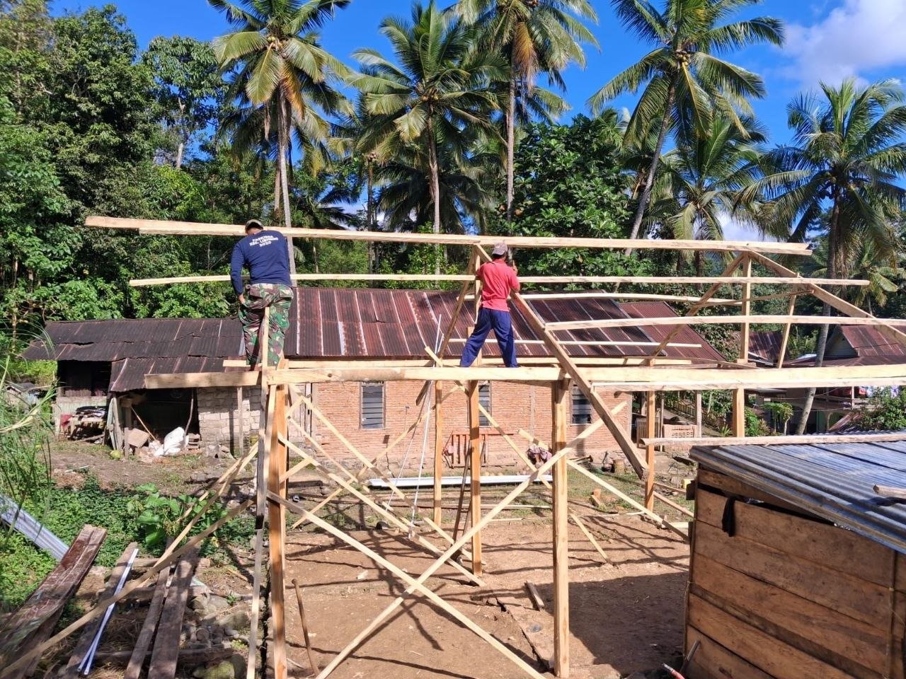 Pendampingan Pembangunan Rangka Kayu Rumah oleh Program TMMD Ke-129 di Dusun Langi