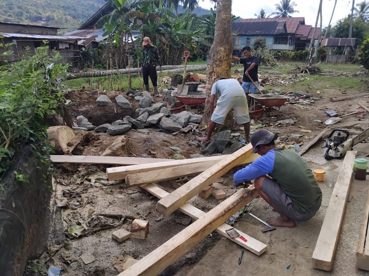 Aktivitas Pembangunan Pondasi Jambanisasi oleh Satgas TMMD Terus Meningkat di Desa Langi