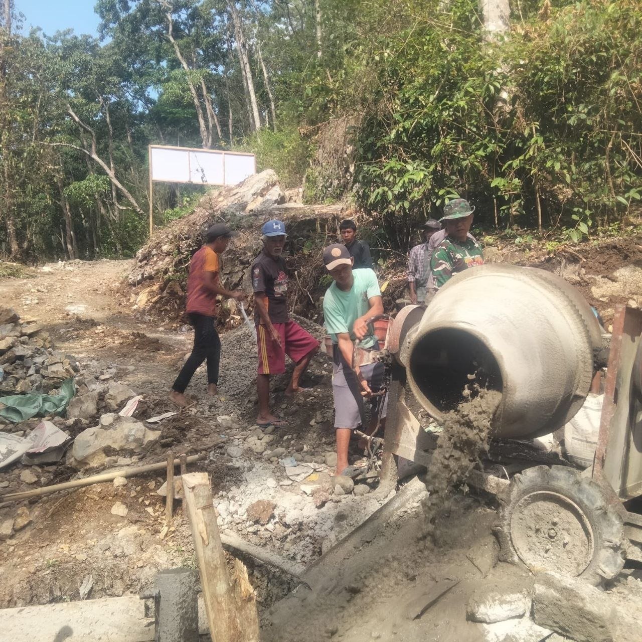 Pengerjaan Pengecoran Angkur Jembatan Gantung 52 Meter di Kecamatan Bontocani Dilanjutkan