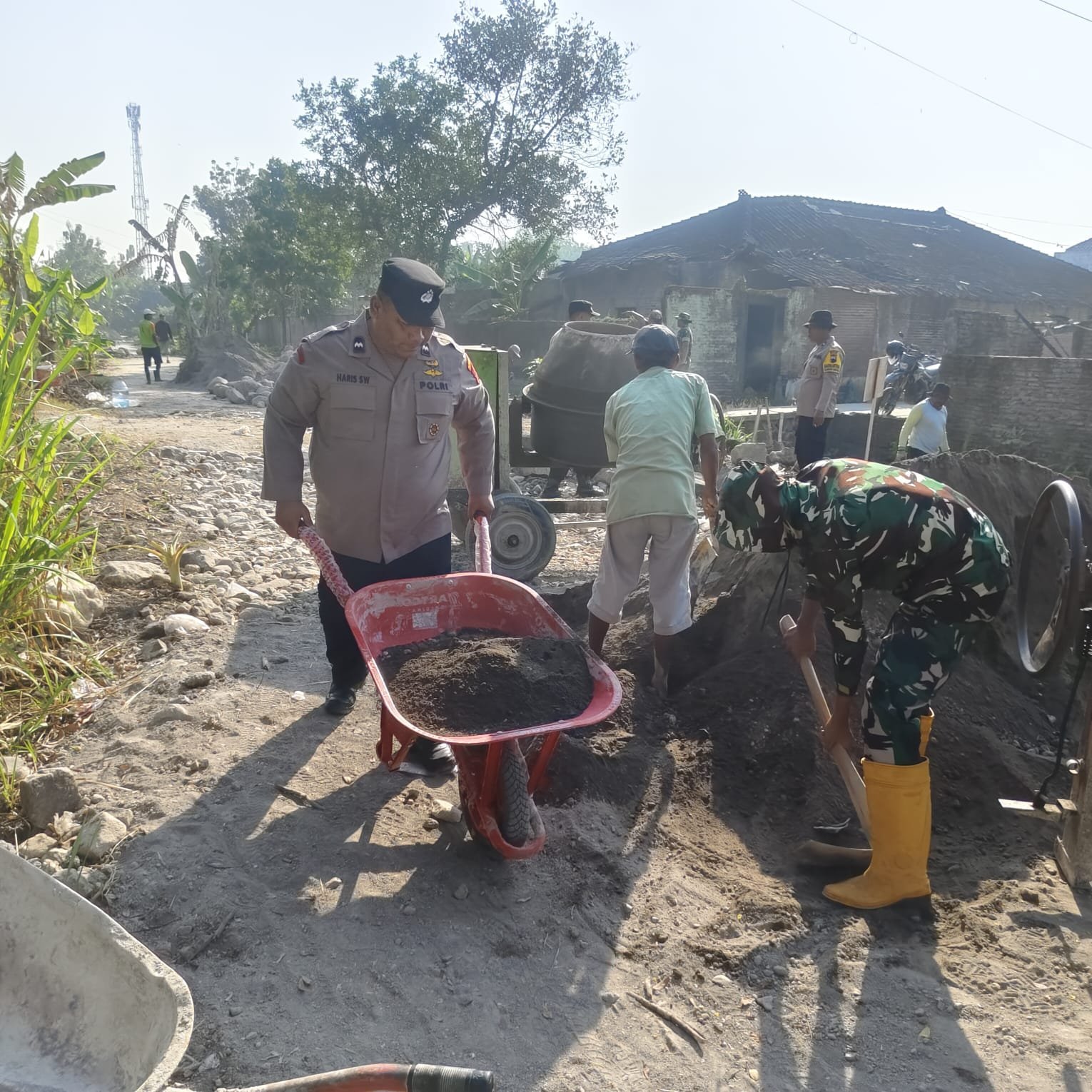 Satgas TMMD Reguler ke-129 Kodim 0726/Sukoharjo Lanjutkan Pembangunan Talud di Parangjoro Meski Hari Libur
