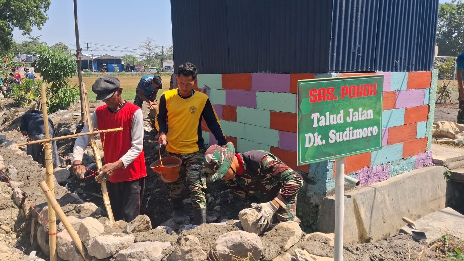 Pendampingan Warga Parangjoro oleh Kodim 0726/Sukoharjo pada Pembangunan Talud TMMD Reguler Ke-129