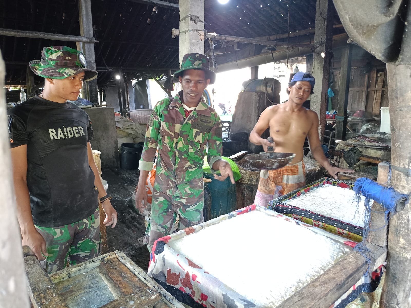 Pendampingan Satgas TMMD kepada Pelaku Usaha Kecil di Rumah Produksi Tahu Wiyoto, Parangjoro