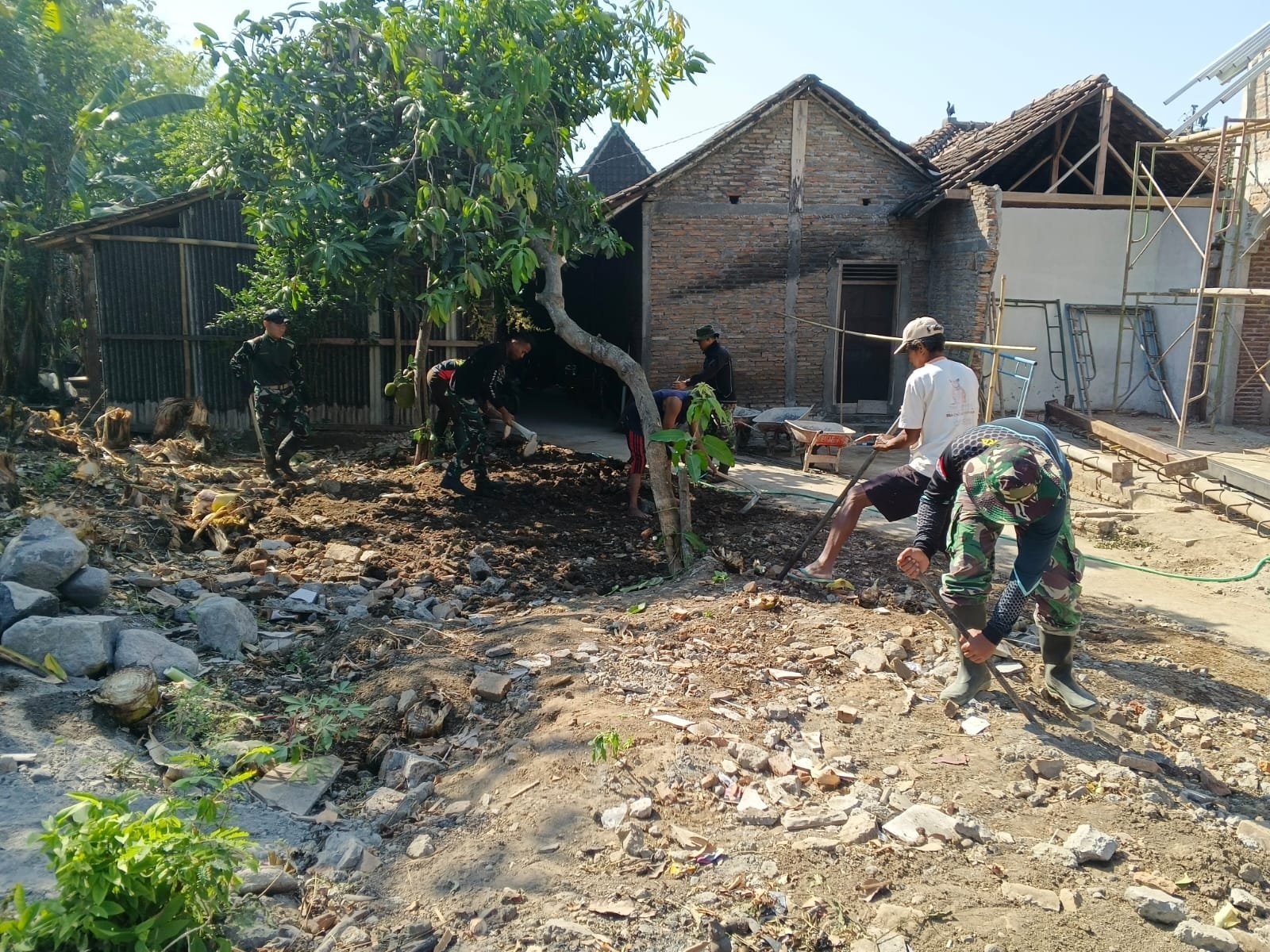 Perbaikan Infrastruktur Pekarangan: Gotong Royong Satgas TMMD dan Warga Parangjoro