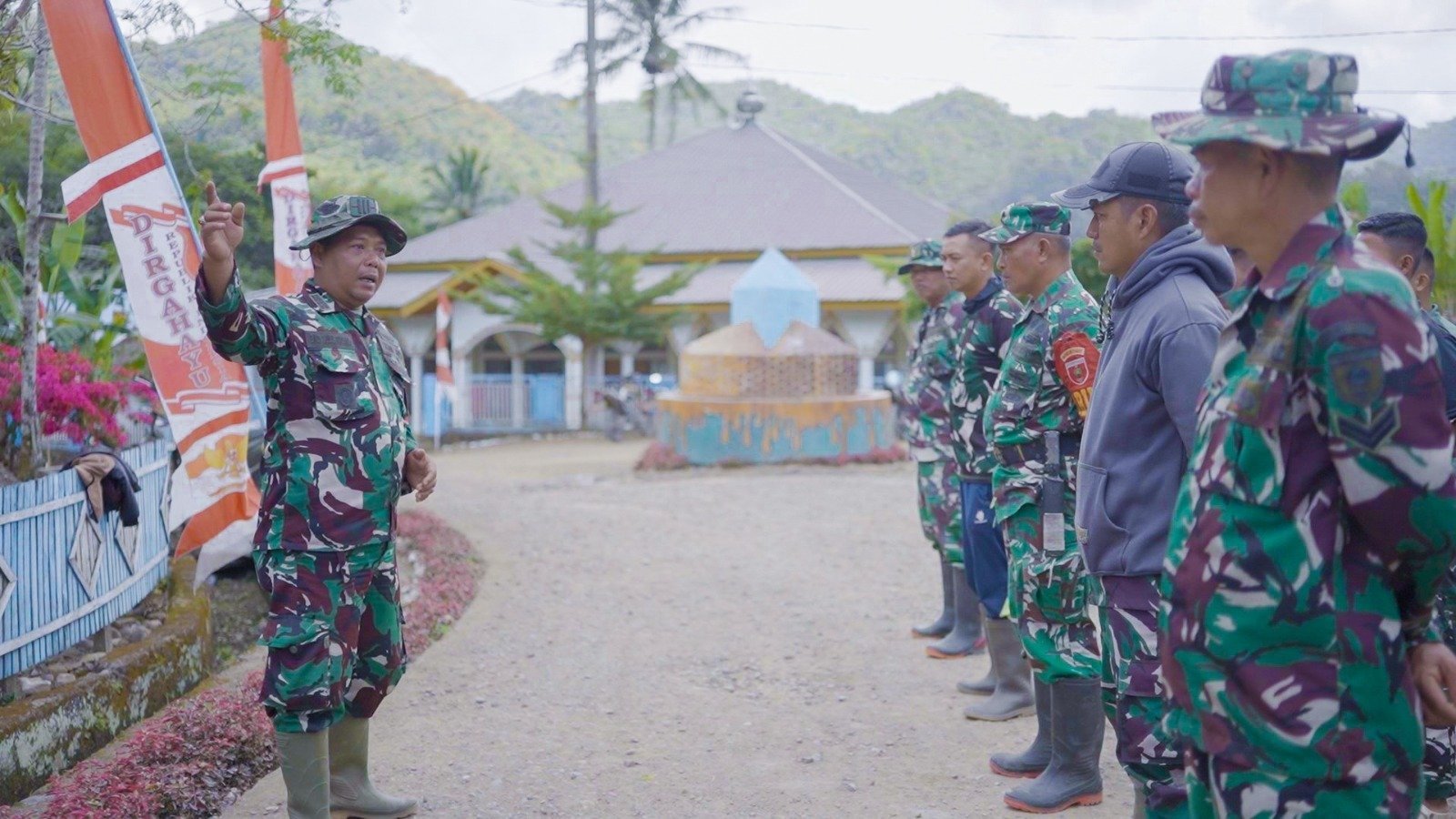 Kapten Inf Eko S. Pimpin Apel Pagi Sebelum Pekerjaan Fisik TMMD Ke-129 di Desa Patukku