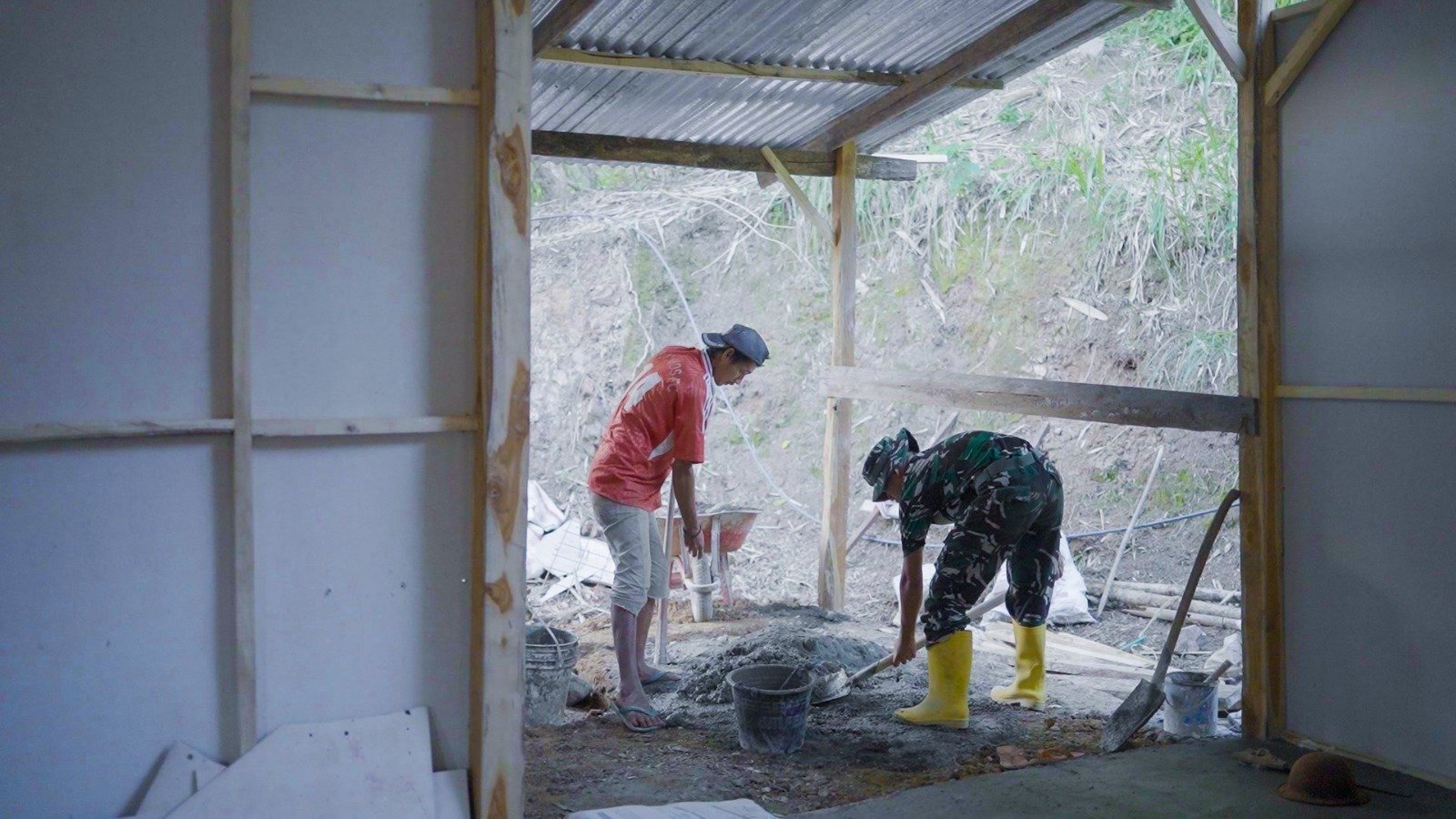 Kolaborasi Satgas TMMD dan Masyarakat Dongkrak Penyelesaian RTLH di Bone